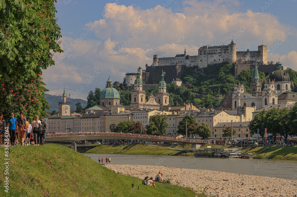 Romantisches Salzburg; Blick von der Elisabethpromenade auf die Altstadt