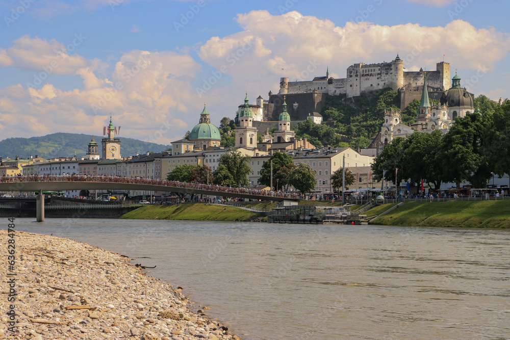 Romantisches Salzburg; Blick vom Salzachufer auf die Altstadt