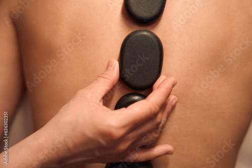 Fotografie Massage therapist relieving patient of dorsal pain