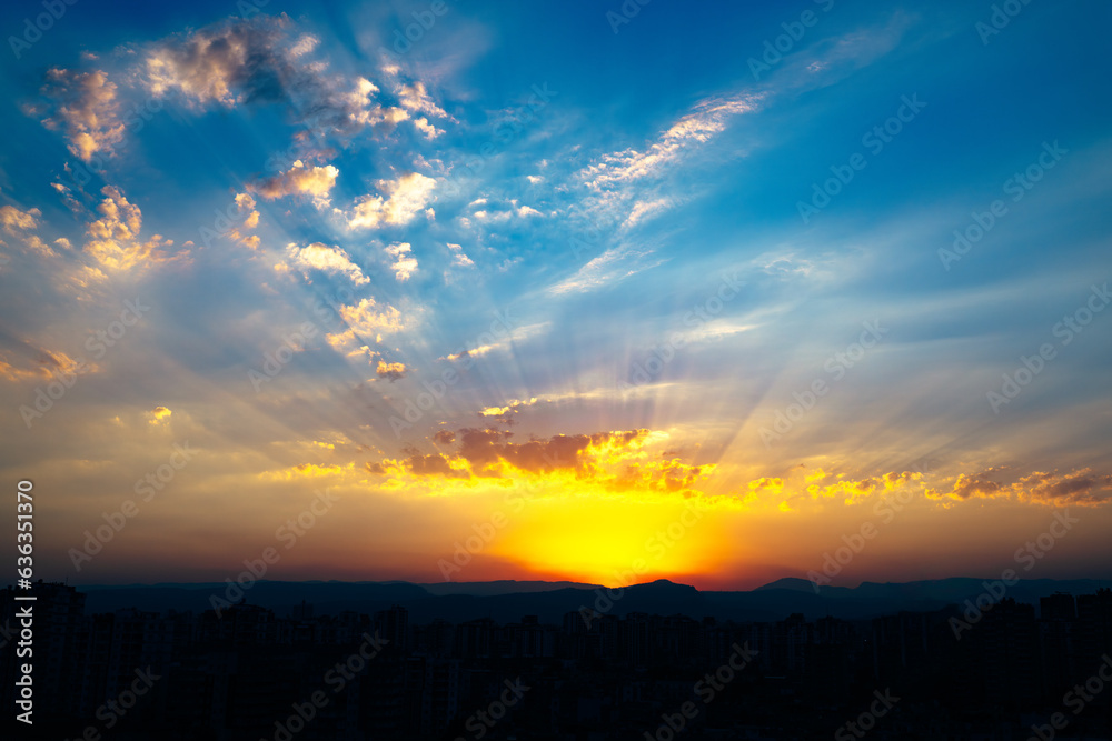 Obraz premium The sun setting behind the mountains