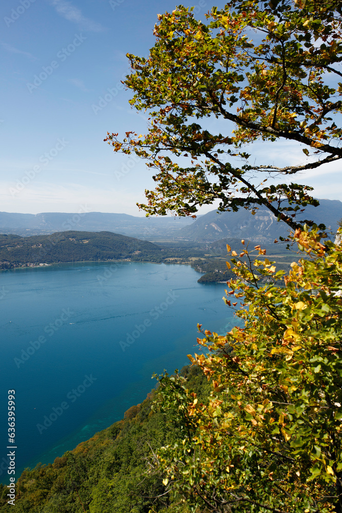 Naklejka premium Lac du bourget couleur turquoise et ciel bleu