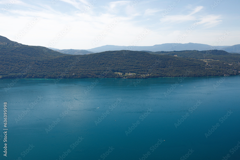 Lac du bourget couleur turquoise et ciel bleu