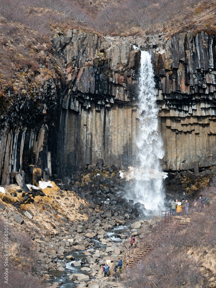 Obraz premium Stunning landscape of a majestic waterfall surrounded by rocks