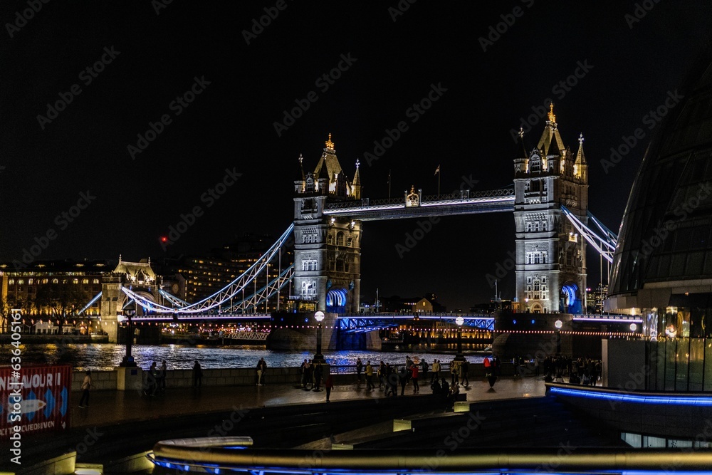 Obraz premium Iconic Tower Bridge in London, England, illuminated in a soft blue hue