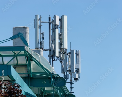 Slika na platnu Radio tower with multiple antennas on top of a building