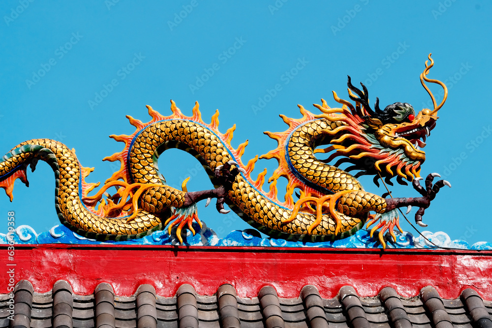 Fototapeta premium chinese dragon statue in temple