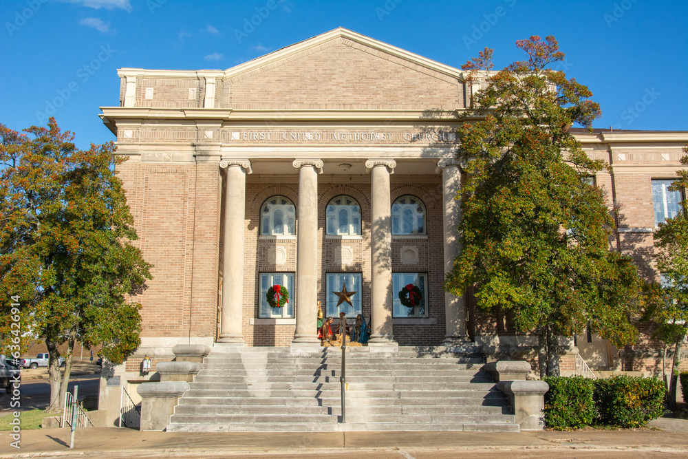 Obraz premium Greek-style temple front view of the Classical Revival style historic First United Methodist Church and community center on Izard Street in Forrest City, Arkansas, USA