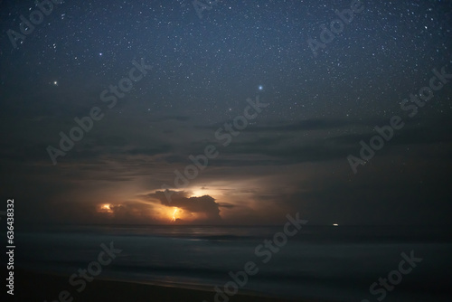 Hermosa noche de estrellas y tormenta