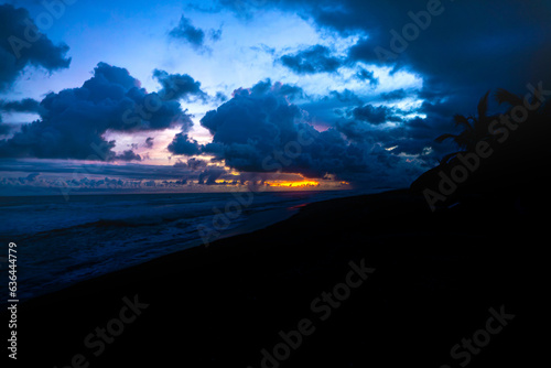 Hermoso atardecer con tormenta sobre océano pacífico México