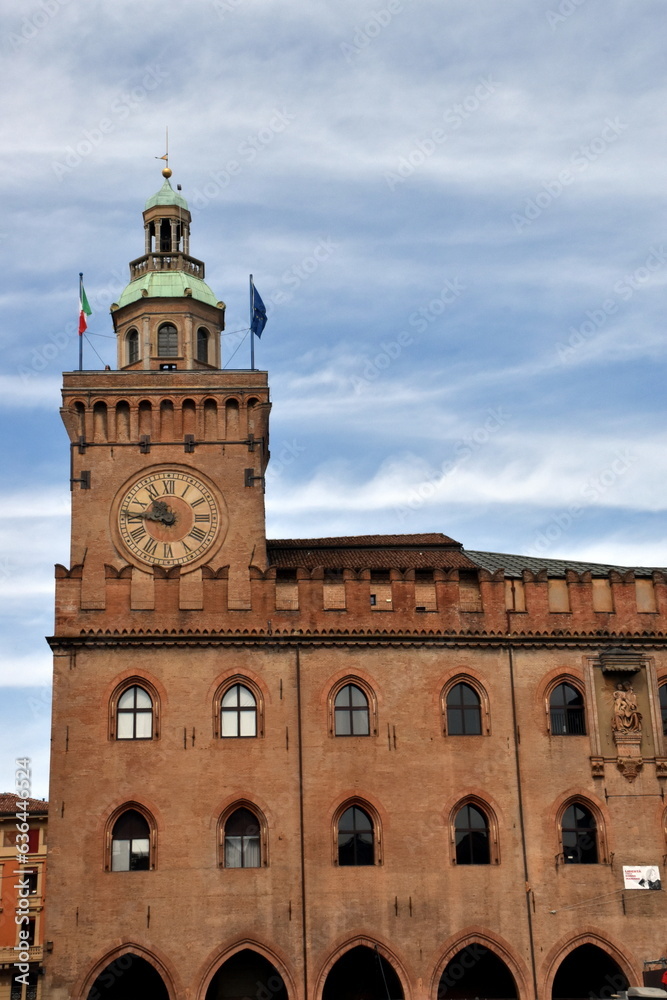 Uhrenturm auf der Piazza Maggiore in Bologna 
