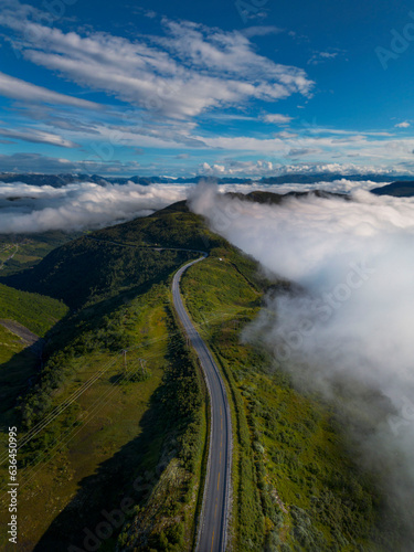 Bergstrasse in Norwegen die im Nebel und Horizont verschwindet