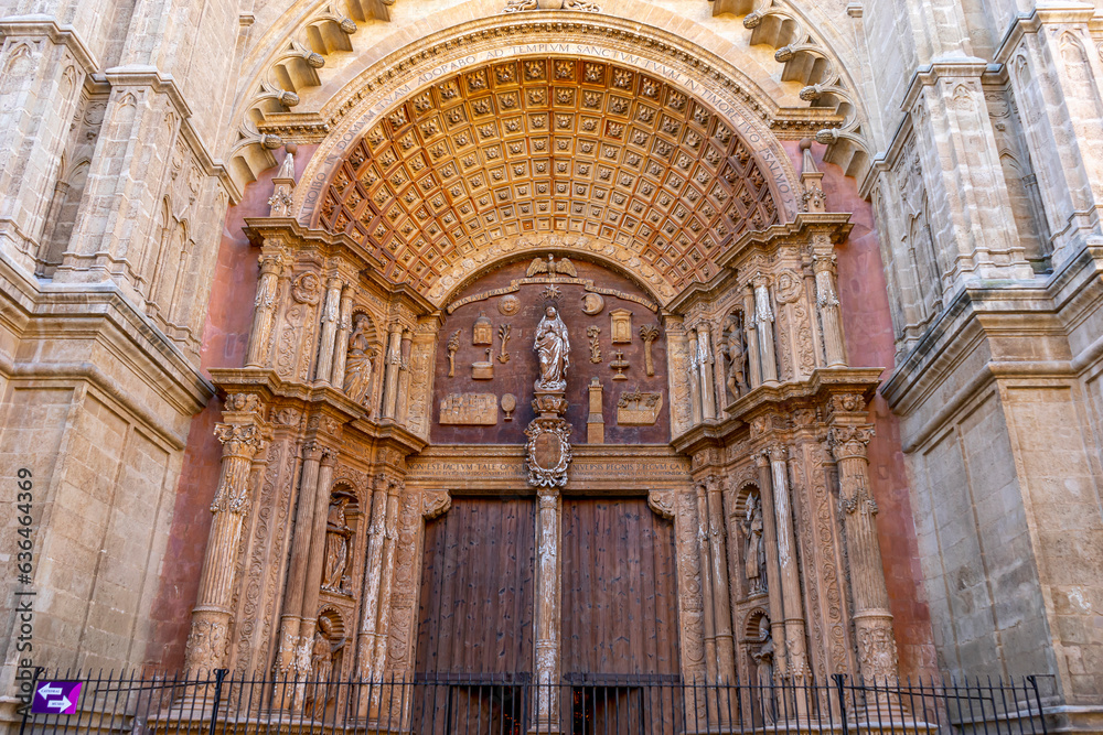 Obraz premium Revel in the captivating views of Mallorca's cathedral, where gothic design meets Balearic beauty in an age-old dance of stone and history