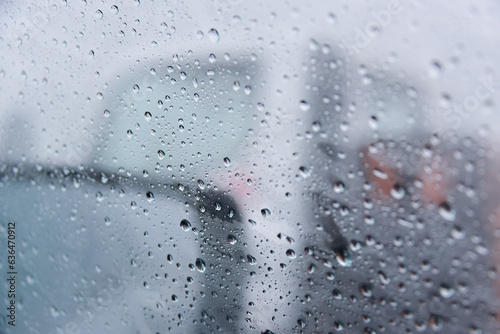 Gotas de lluvia en la ventana en un cristal Vista desde el interior en un día triste y lluvioso  photo