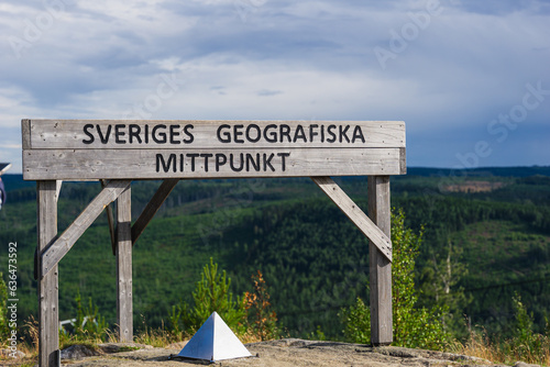 signpost in the mountains, sveriges geografiska mittpunkt