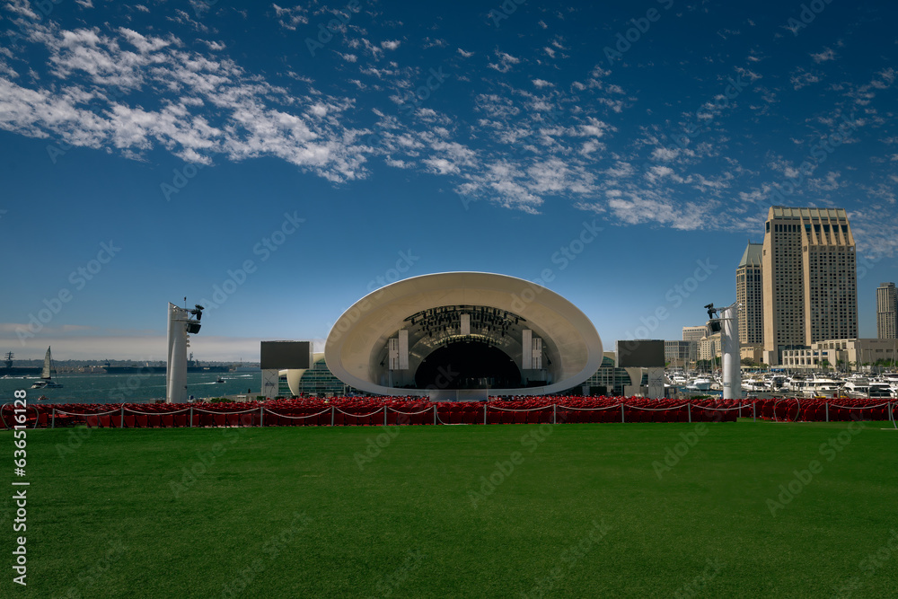 2023-08-18 THE RADY SHELL AT JACOBS PARK WITH A CITY SKYLINE AND BEAUTIFUL SKY IN DOWNTOWN SAN DIEGO CALIFORNIA - obrazy, fototapety, plakaty 