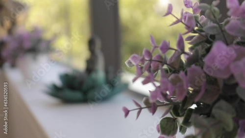 Estatua de Buda en la ventana