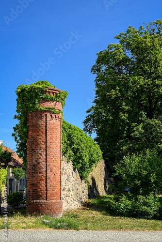 Östlicher Durchbruch mit Backsteinturm an der historischen Stadtmauer in Gransee