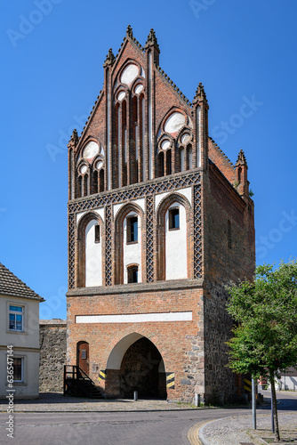 Der mittelalterliche "Ruppiner Torturm" in der historischen Altstadt von Gransee, Ansicht von Nordosten