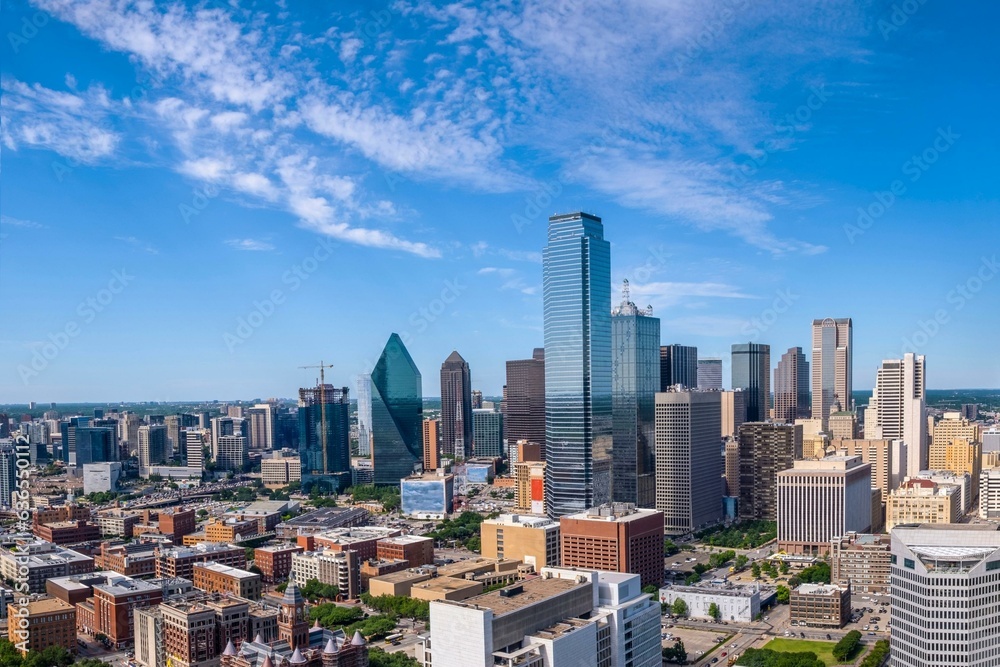 Obraz premium Dallas Splendor: Aerial 4K Image of Beautiful Blue Skyline and Buildings in Dallas Texas