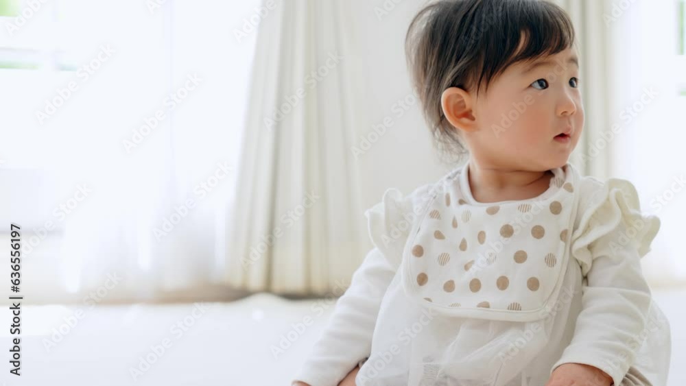 部屋の床に座る赤ちゃん 部屋の床に座る赤ちゃん