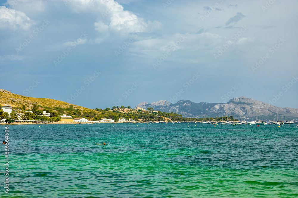 Urlaubsstimmung vor den Toren der Bucht von Cala Sant Vicenç und Port de Pollença auf der Balearen Insel Mallorca - Spanien