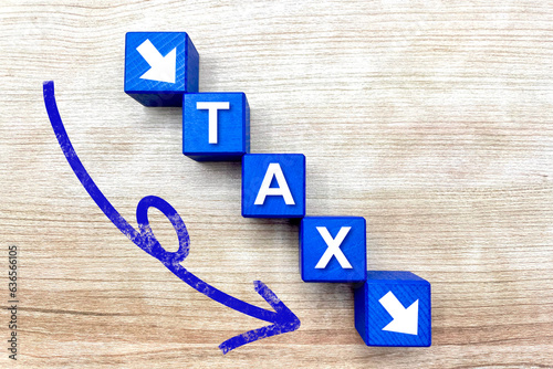 TAXが下がっていく　減税のイメージ