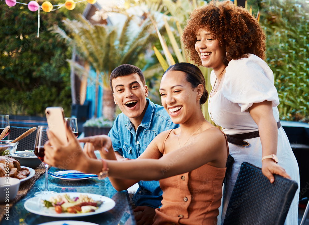 Obraz premium Friends, food and selfie at brunch table for holiday, Christmas or thanksgiving on social media and wow or excited. Young women, man and group photography with influencer profile picture outdoor