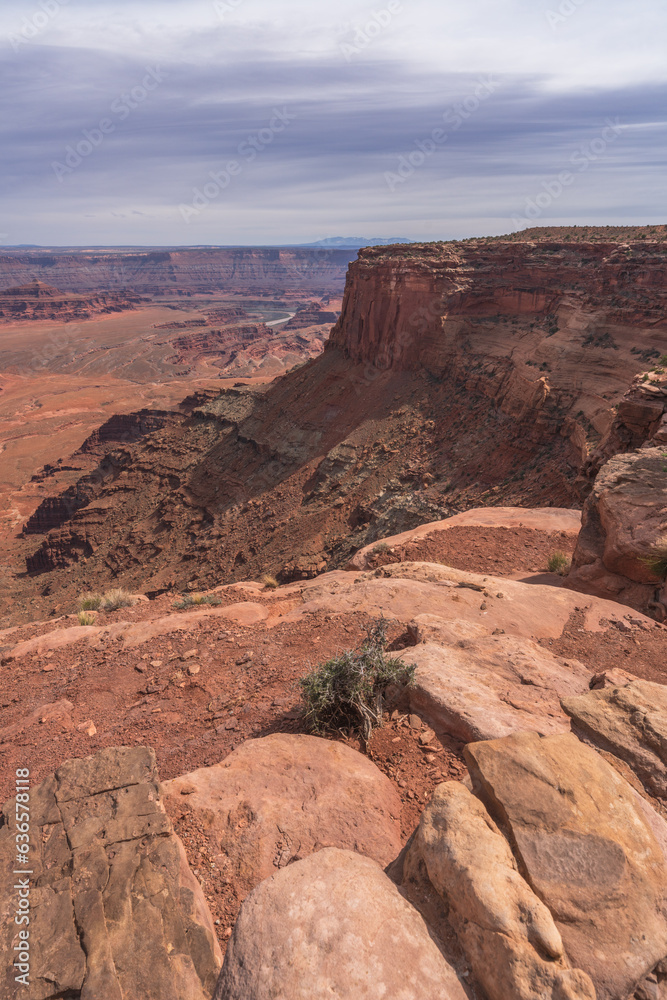 hiking the dead horse trail in dead horse point state park in utah, usa