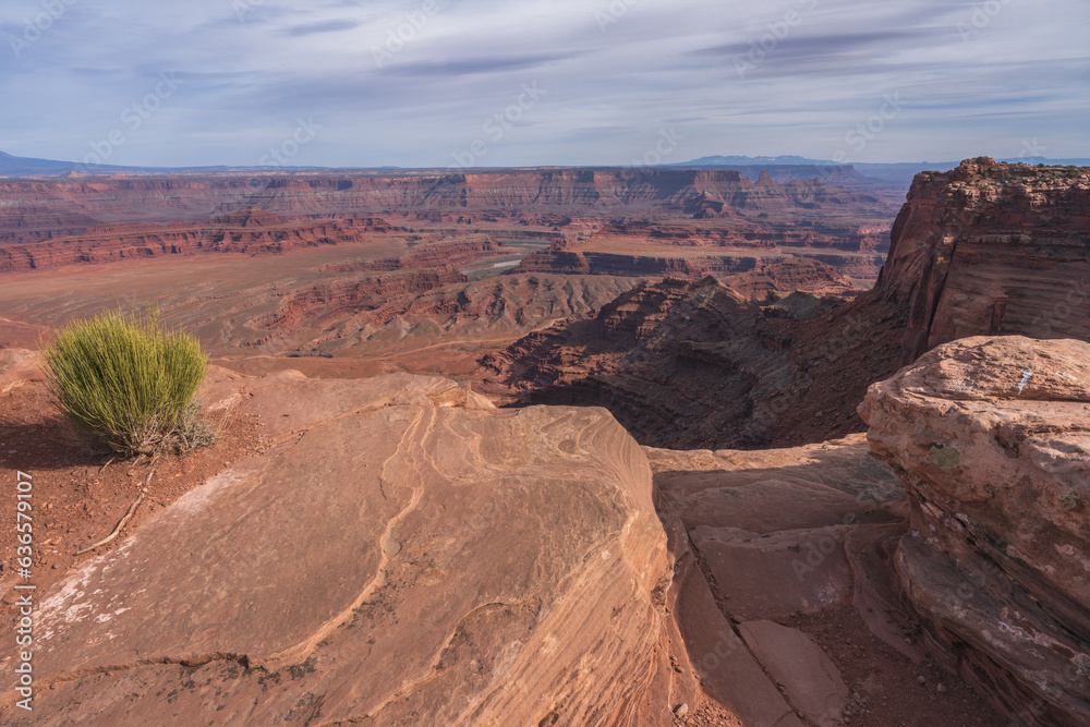 hiking the dead horse trail in dead horse point state park in utah, usa