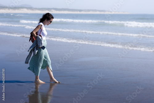 mujer paseando en la playa