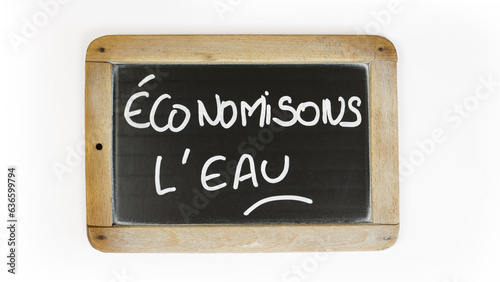 Fotografía les mots économisons l'eau écrit en français sur une ardoise