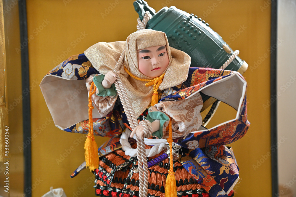Naklejka premium 五月人形の重いお寺の釣鐘を背負った男の子
