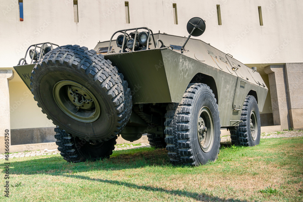 Fototapeta premium Carro de combate portugués de ruedas en una rotonda