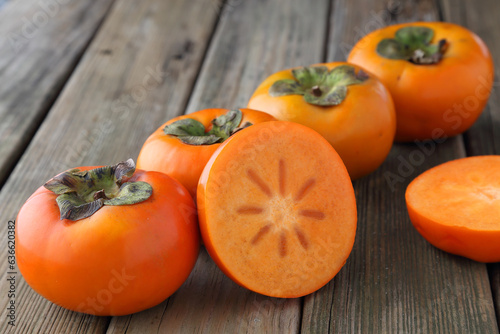 Foto persimmons on wooden table