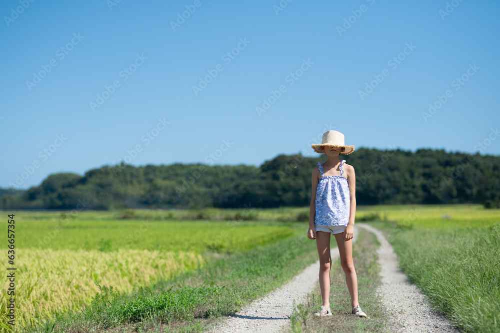 田んぼ道で遊ぶ子供