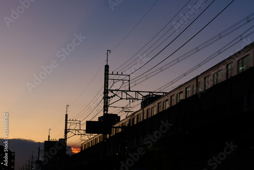 沈む夕日と電車