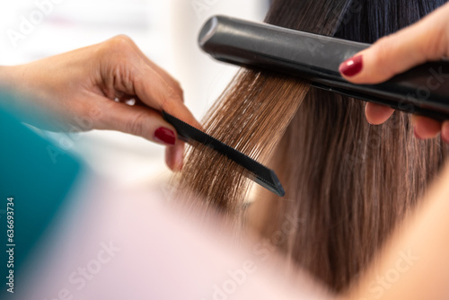 Czesanie i prostowanie włosów grzebieniem i prostownicą