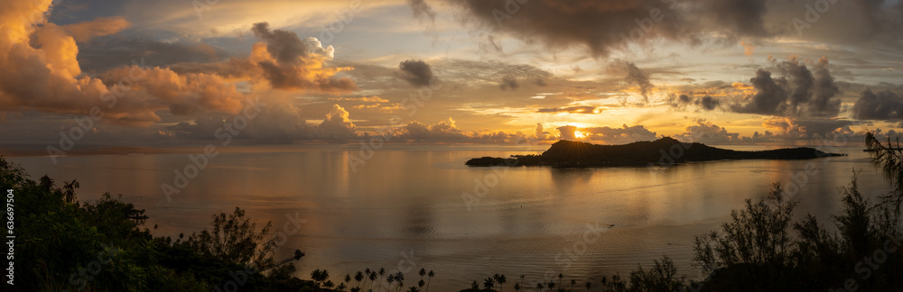 Bora Bora - Sunset Panorama Toopua Island
