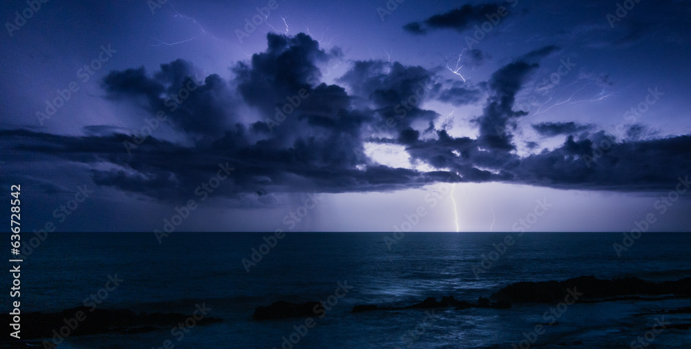 Rayos en el horizonte del mar en el trópico Rayos en el horizonte del mar en el trópico