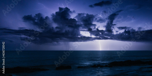 Rayos en el horizonte del mar en el trópico © Manuel Soler