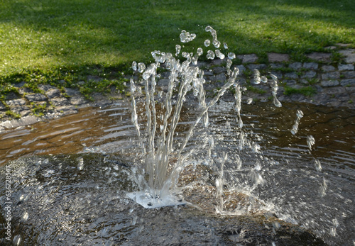 Kleiner Springbrunnen am Wasserspielplatz im Park