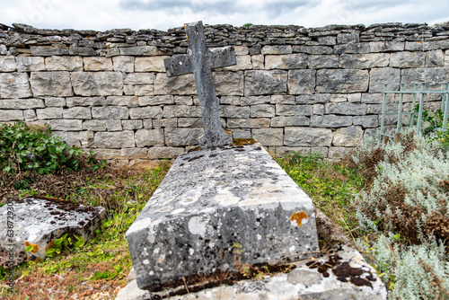 Vielle tombe ou pierre tombale d'un cimetière en France