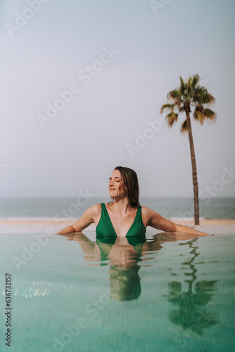 Chica joven posando en piscina de hotel de lujo en andalucia