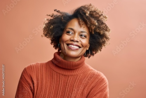 Portrait of a smiling african american woman with afro hairstyle © Leon Waltz