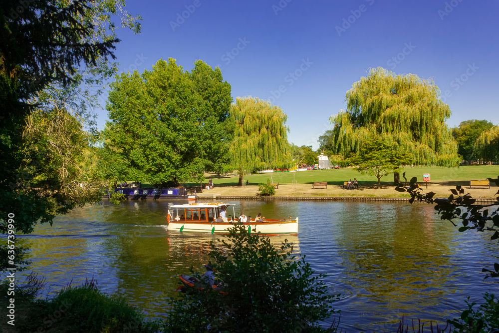 Obraz premium A river in the park