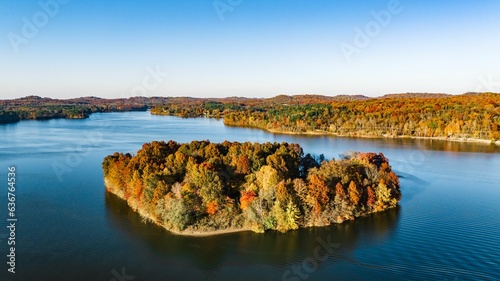 Fototapeta Naklejka Na Ścianę i Meble -  Picturesque scene of a serene lake in Ohio, with pristine blue water and lush foliage surrounding it