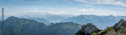 Mont Blanc au lointain en été vu depuis la Sambuy