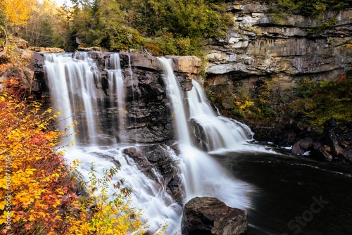 Carta da parati Beautiful view of Blackwater Falls surrounded by lush vegetation and cliffs