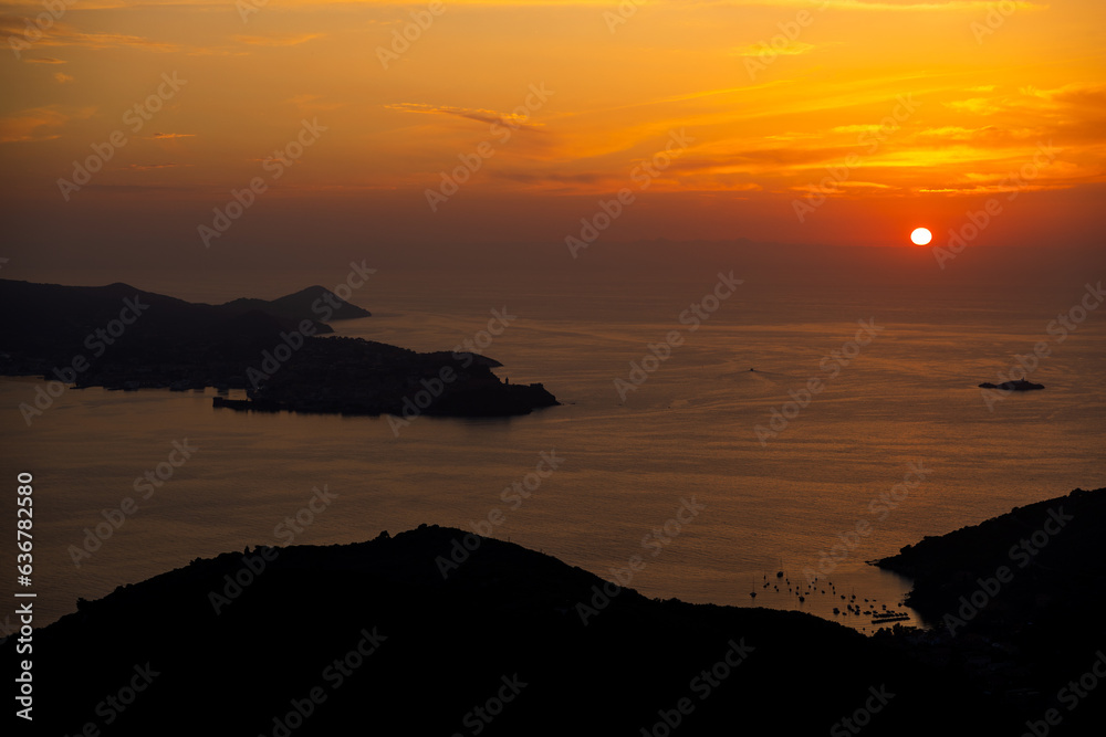 Sommerlicher Sonnenuntergang an der Insel Elba in Italien, mit Blick auf die Hauptstadt, Portoferraio