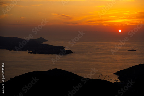 Sommerlicher Sonnenuntergang an der Insel Elba in Italien, mit Blick auf die Hauptstadt, Portoferraio